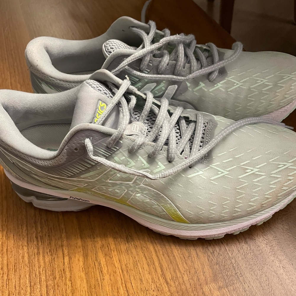 Asics GT 2000 tennis shoes